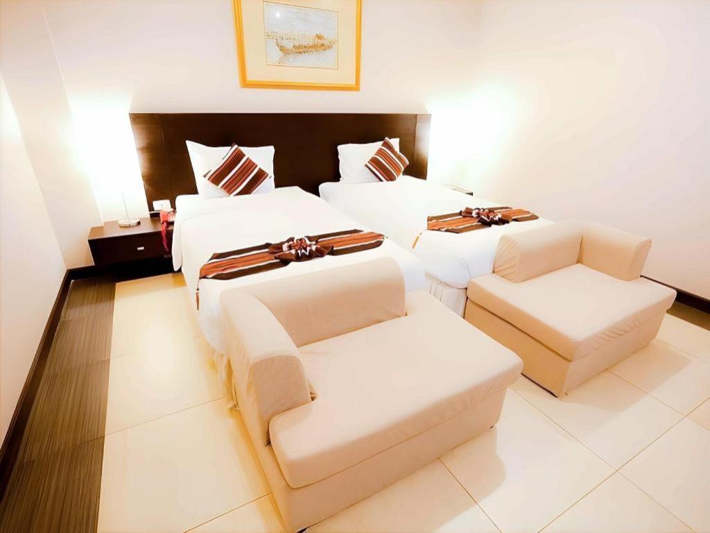 Hotel The Airport &