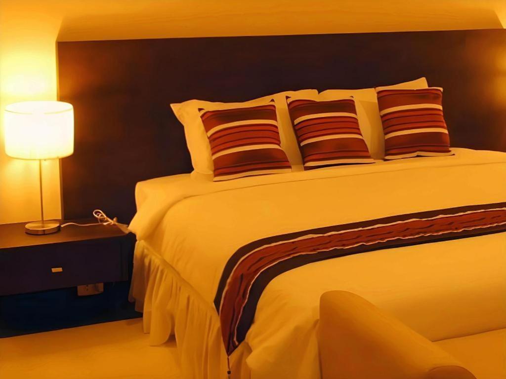 Hotel The Airport & 3*