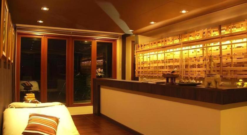 Hotel The Airport & 3*