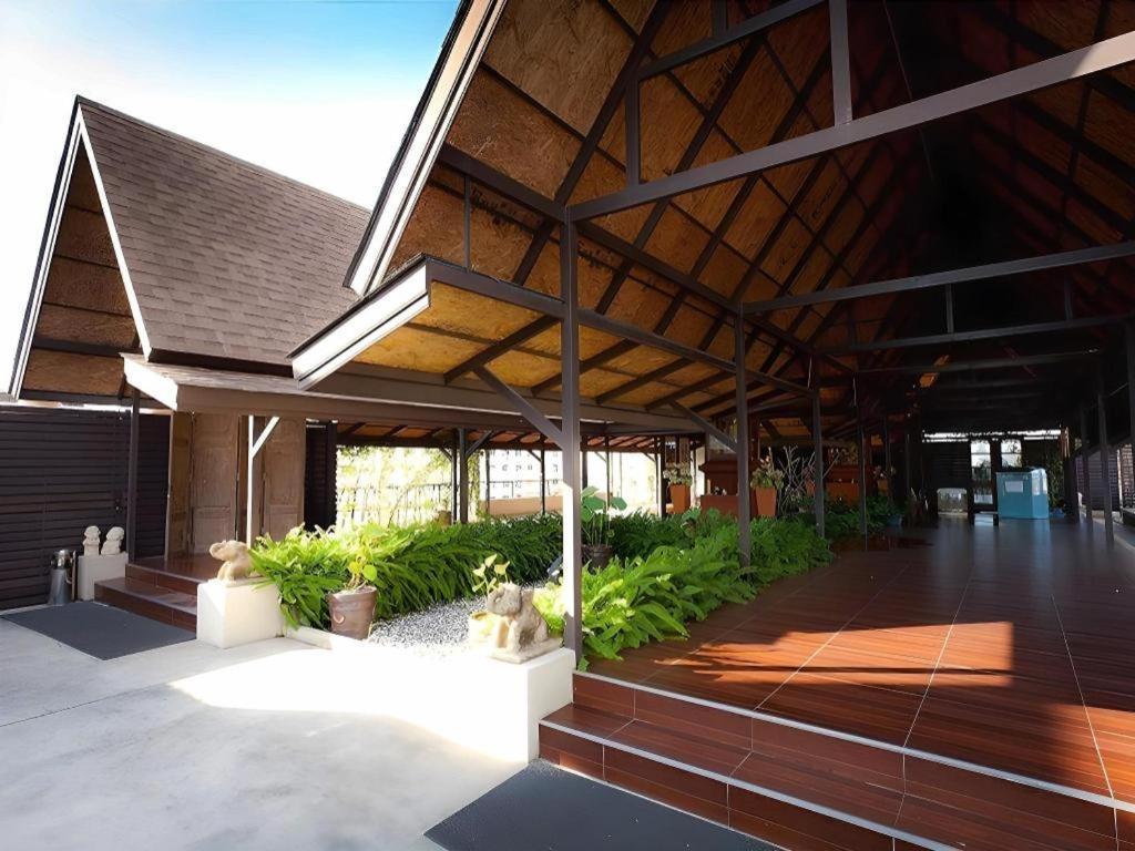 Hotel The Airport & 3*