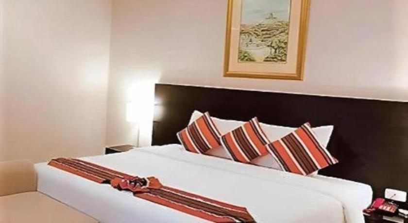 Hotel The Airport & 3*