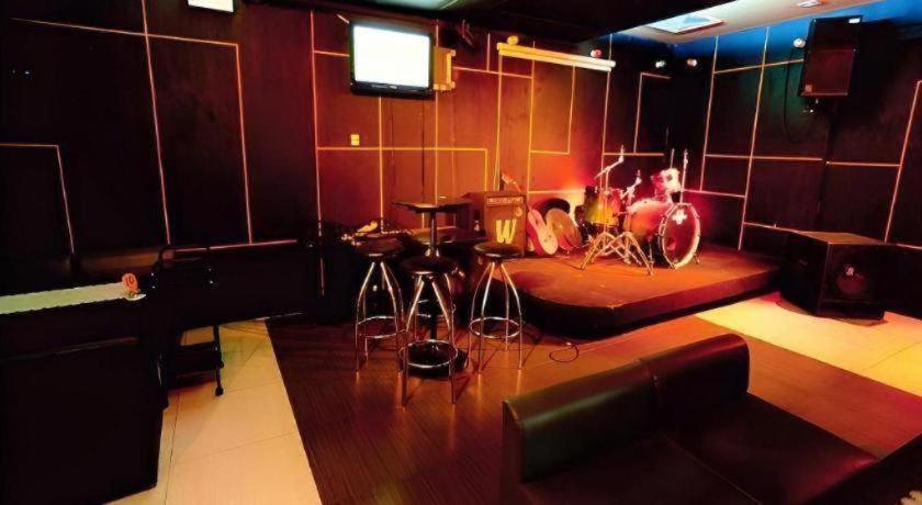Hotel The Airport &