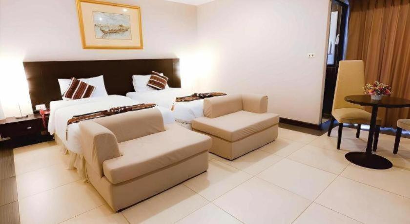 Hotel The Airport & 3*