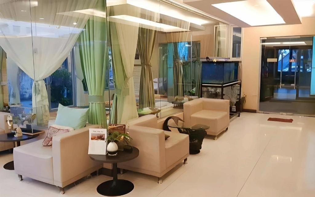 Hotel The Airport & 3*